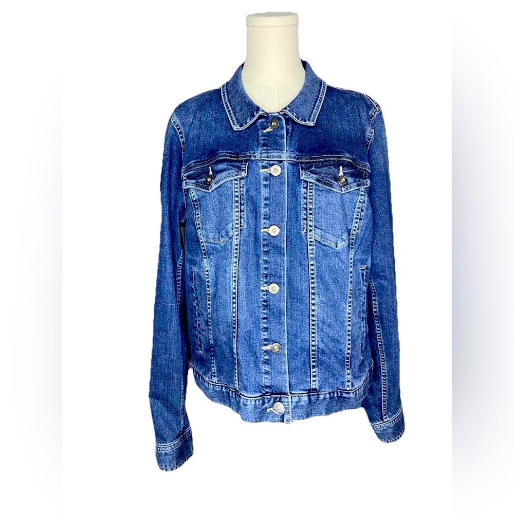 NWOT‎ Vince Camuto. Women's Frayed Hem Denim Jacket. Size XL.